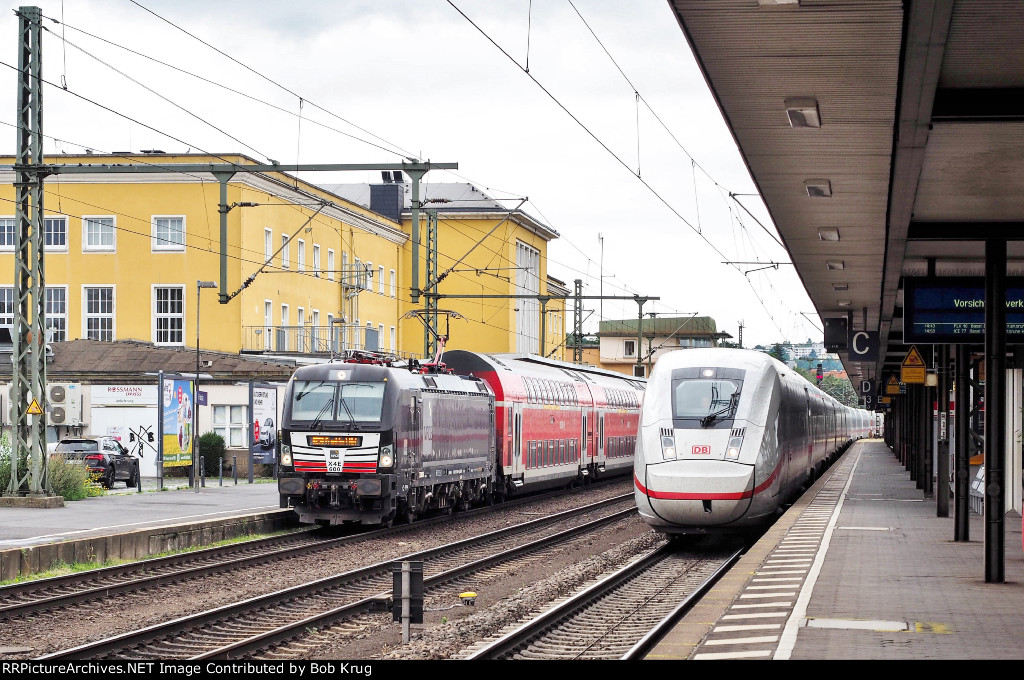 Regional passenger service and Ice Train side-by-side at Fulda Hauptbahnhof